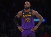 唐斯三巨头联手，詹姆斯得分突破，老鹰冲击季后赛！