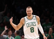 波尔津吉斯复出首战，复出首战轰40分状态火爆，爆发新星成为焦点！的简单介绍