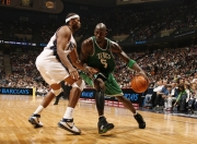 美网半决赛对决在即！俄克拉荷马城雷霆演练定位球，达拉斯独行侠密集防守应对的简单介绍